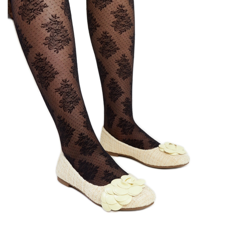 Sárga balettlakások dekoratív Mateja virággal