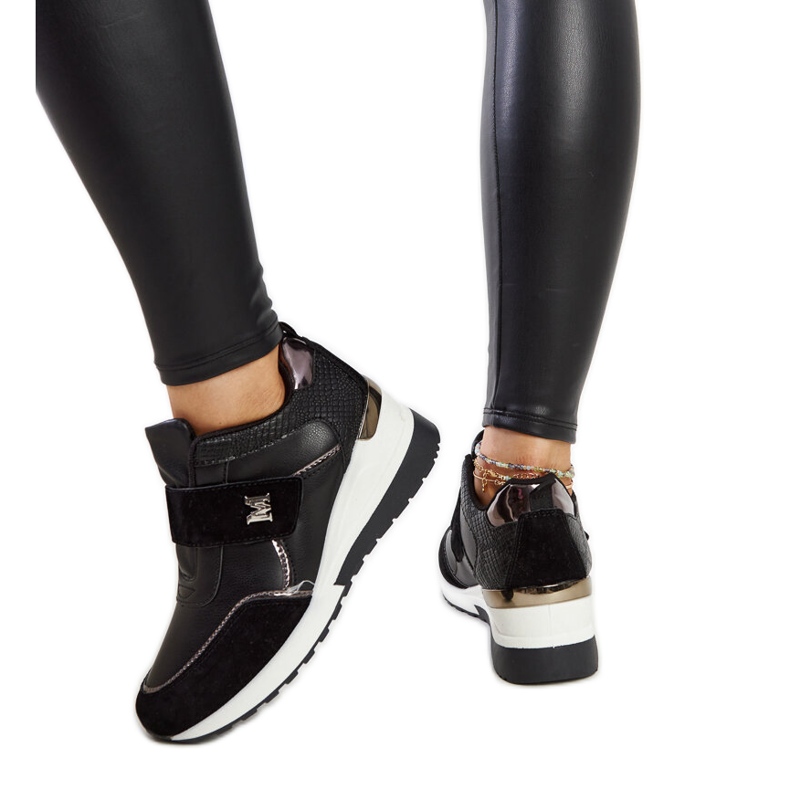 Fekete ék alakú tornacipő Libuse tépőzárral