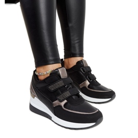 Fekete ék alakú tornacipő, Asmeret strasszokkal díszítve Fekete ék alakú tornacipő, Asmeret strasszokkal díszítve