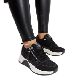 Fekete fényes tornacipő a Makda platformon