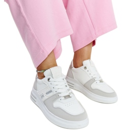 Fehér és szürke tornacipők a Negisti platformon