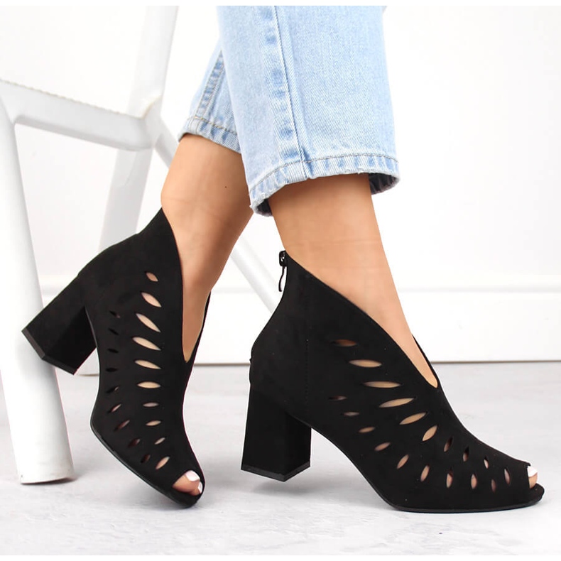 Női velúr áttört csizma nyitott orrral, fekete Potocki LE20318