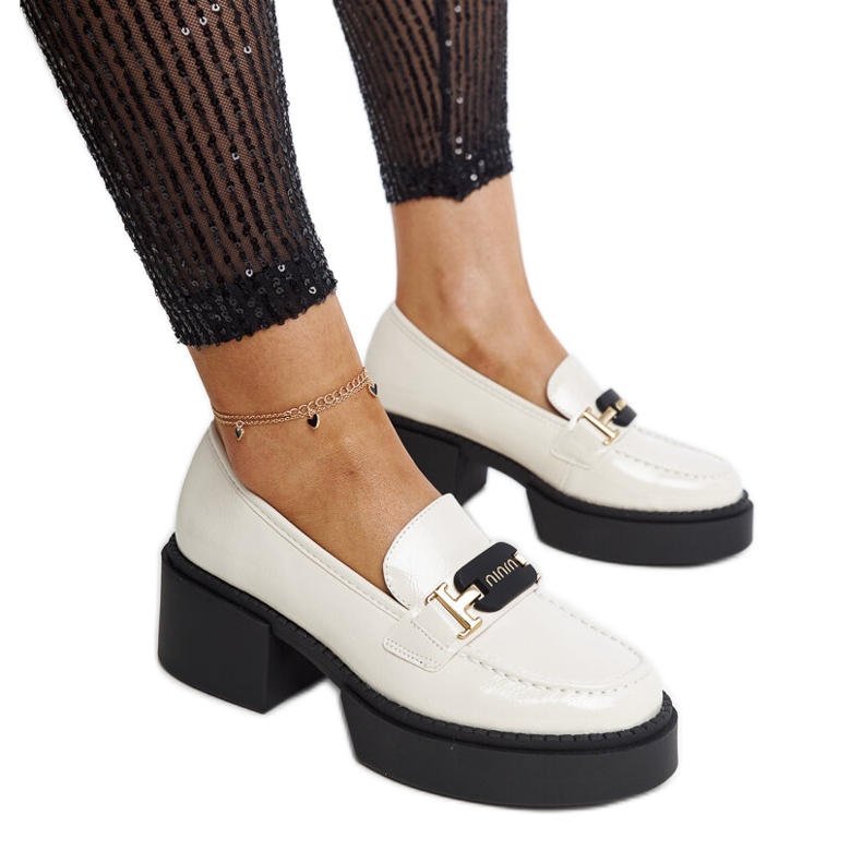 Vinceza bézs lakkos magassarkú cipő