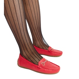 Piros mokaszin díszcsattal az Adila cégtől