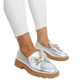 Ezüst mokaszinok dekoratív biztosítótűvel a Bogumiltól