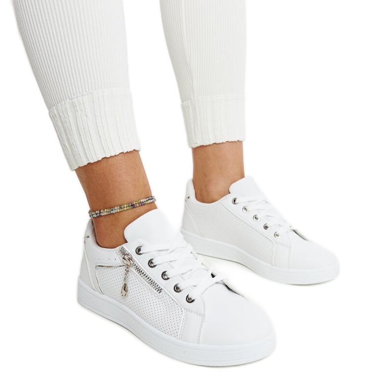 Chiusi perforációval díszített fehér sportcipő