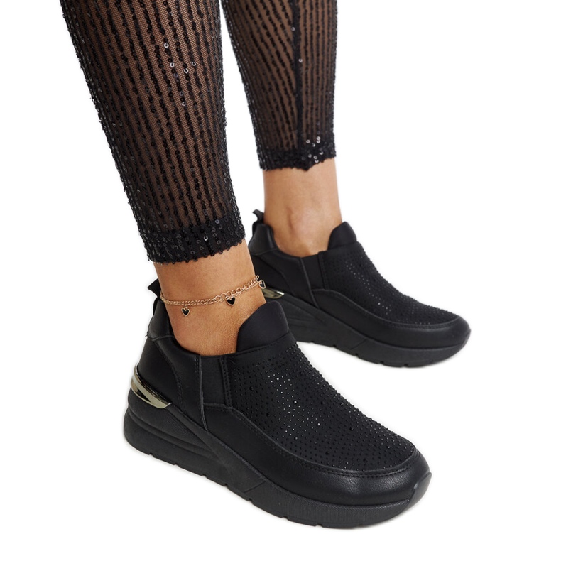 Ashleey fekete ék alakú tornacipő strasszokkal