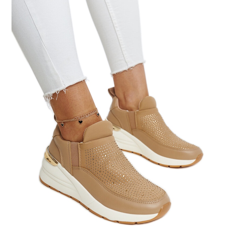 Ashleey barna ék alakú tornacipő strasszokkal