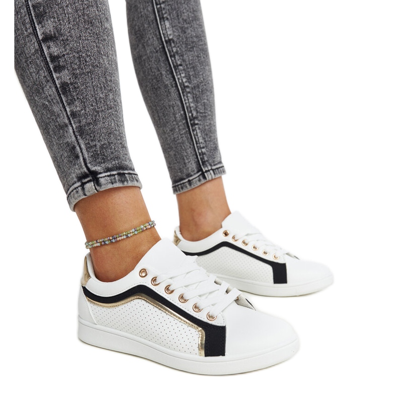 Fehér és fekete tornacipők az Amala platformon