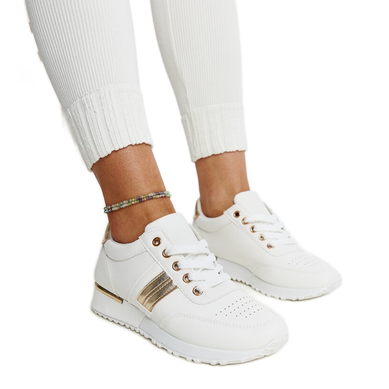 Fehér és arany tornacipők a Nihad gumiplatformon