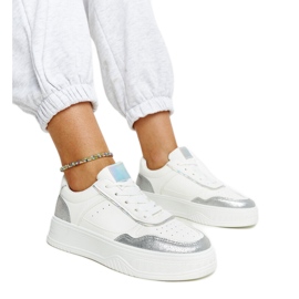 Fehér és ezüst színű tornacipő vastag Rumai talppal