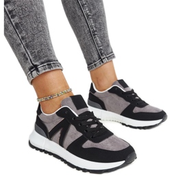 Fekete és szürke tornacipők a Sanela platformon Fekete és szürke tornacipők a Sanela platformon