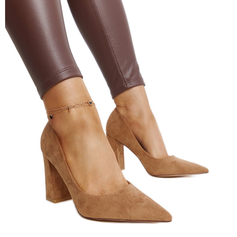 Barna magas sarkú pumpák a Leea márkától