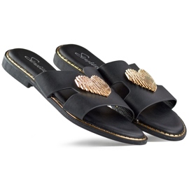 Fekete női papucs dekoratív szívvel