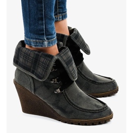 Kényelmes női bőr ékszandál elegáns díszítéssel bézs Kényelmes női bőr ékszandál elegáns díszítéssel bézs