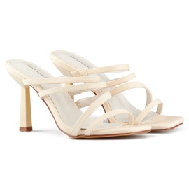 Stílusos bézs színű női flip-flop magassarkúval