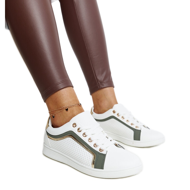 Fehér és zöld tornacipők az Amala platformon