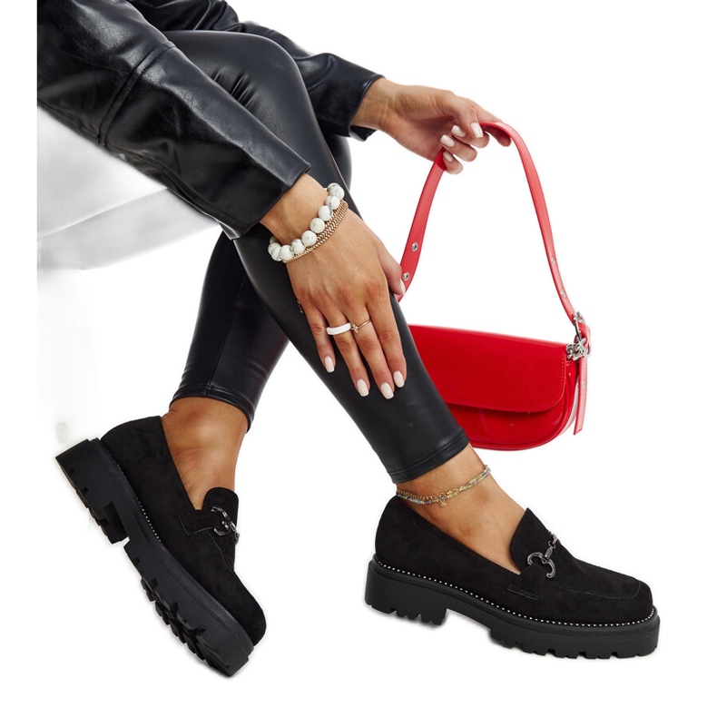 Fekete bőr cipő díszcsattal