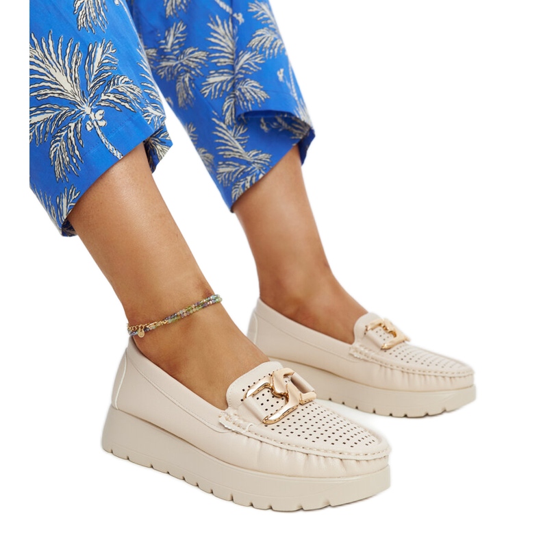 Bézs színű bőr cipő díszcsattal