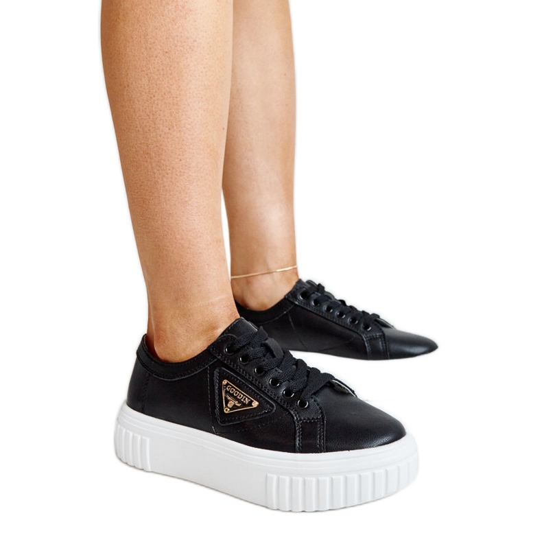 Fekete bőr cipő díszcsattal