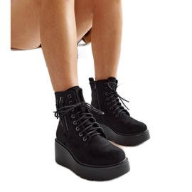 Fekete szigetelt velúr ékcsizma a Safiya-tól