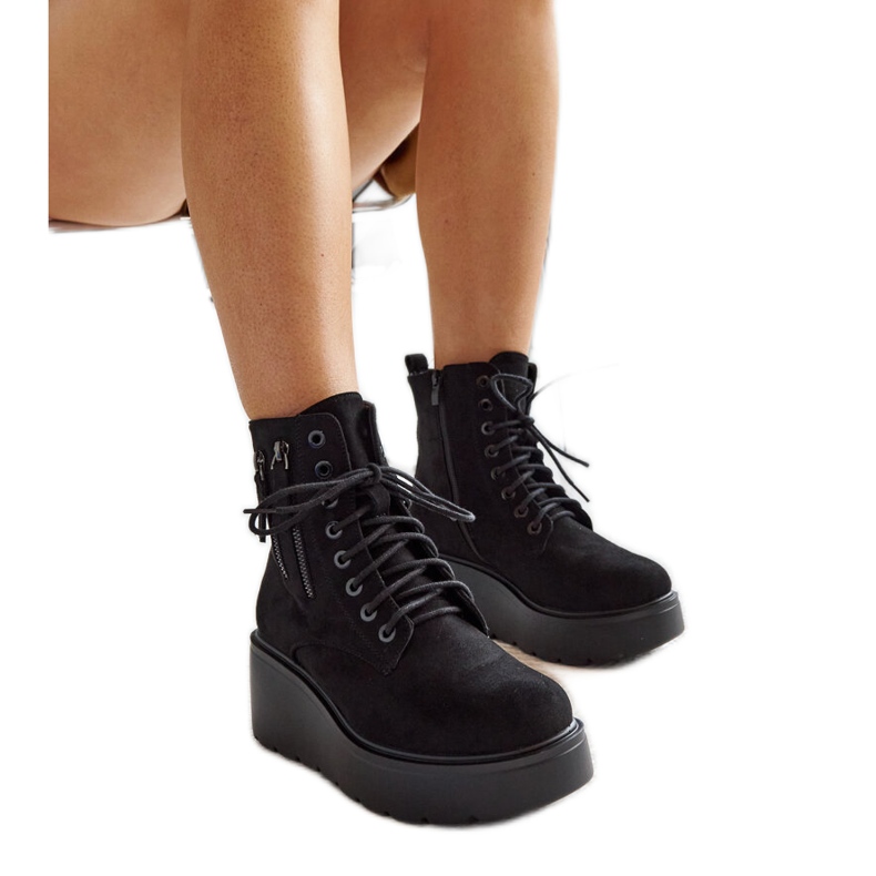 Fekete szigetelt velúr ékcsizma a Safiya-tól