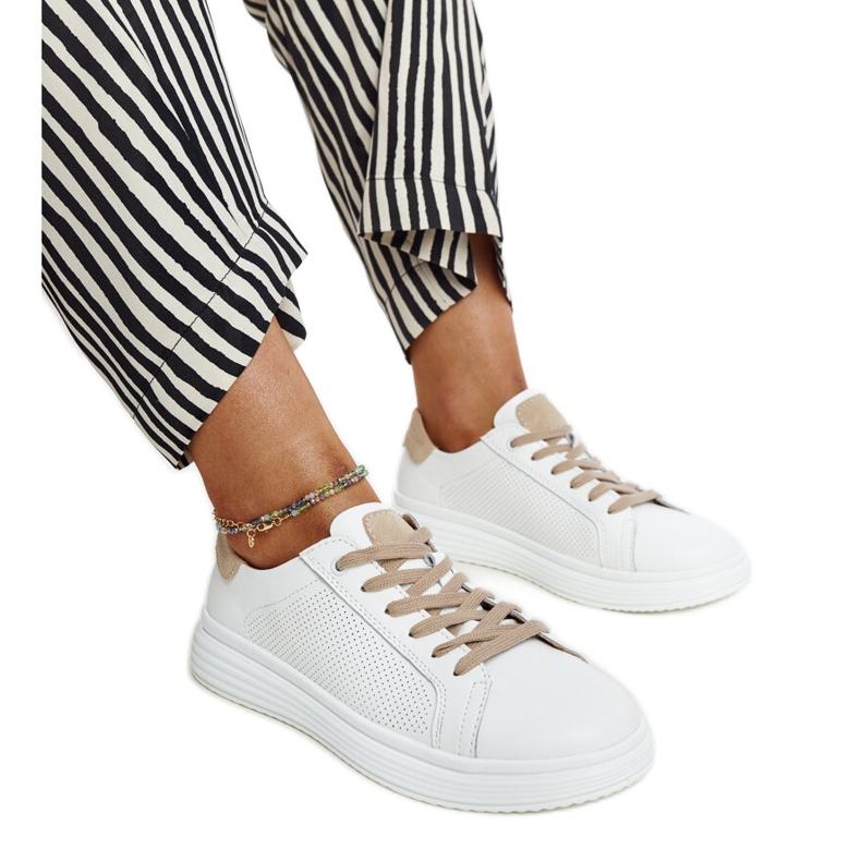 Fehér és bézs bőr cipő