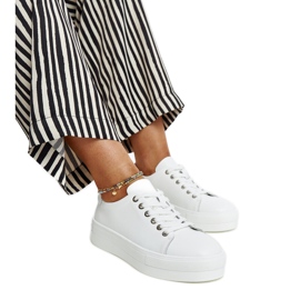 Fehér bőrcipő díszcsattal Fehér bőrcipő díszcsattal