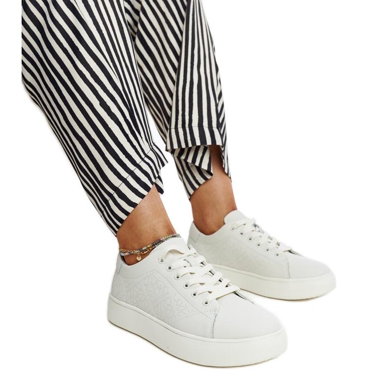 Bézs színű bőr tornacipő