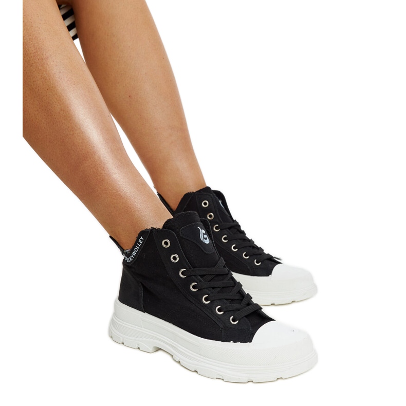 Nura magas fekete tornacipő bemélyedésekkel