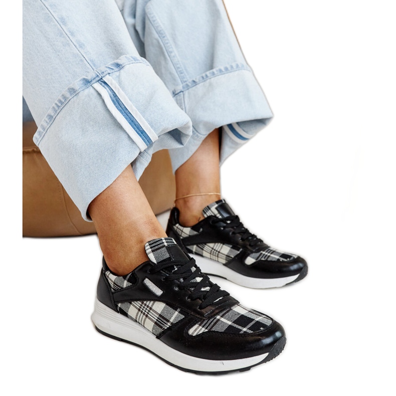 Fekete bőr cipő díszcsattal