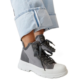 Nura magas, szürke tornacipő bemélyedésekkel Nura magas, szürke tornacipő bemélyedésekkel