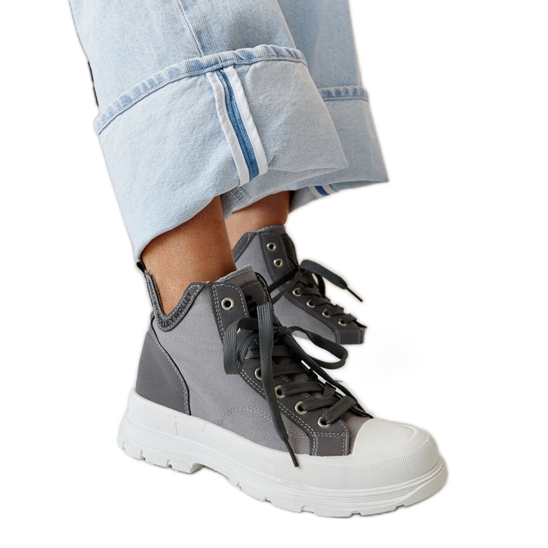 Nura magas, szürke tornacipő bemélyedésekkel