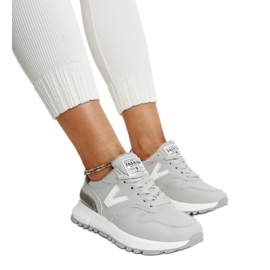 Szürke tornacipő vastagabb Cettina talppal