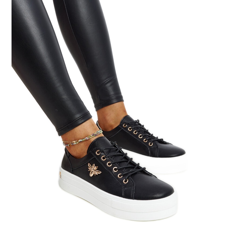 Fekete bőr cipő díszcsattal