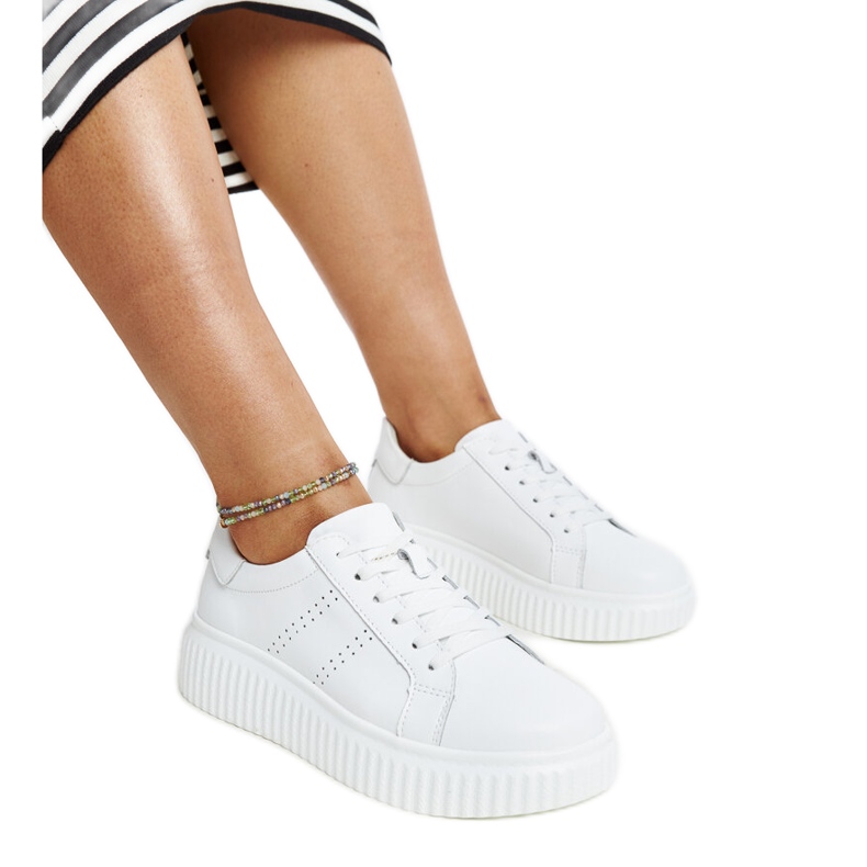 Kék bőr cipő díszcsattal fehér Kék bőr cipő díszcsattal fehér