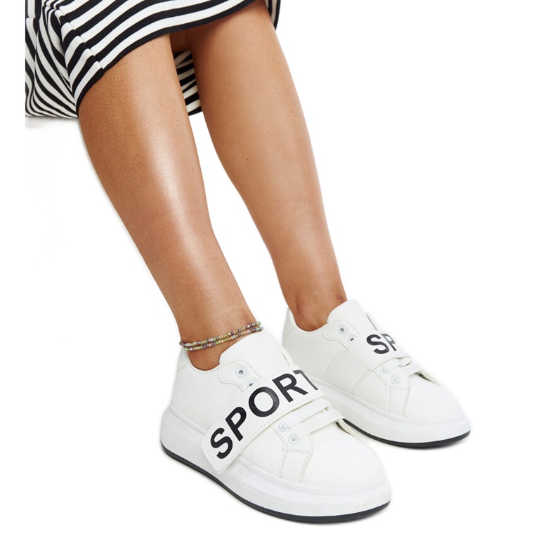 Kék bőr cipő díszcsattal fehér