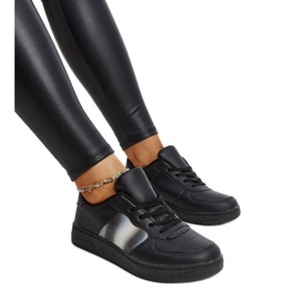 Fekete bőr cipő díszcsattal