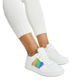 Fehér bőrcipő díszcsattal Fehér bőrcipő díszcsattal