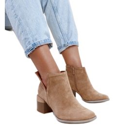 Barna bokacsizma kivágott sarokkal a Ljerka márkától bézs