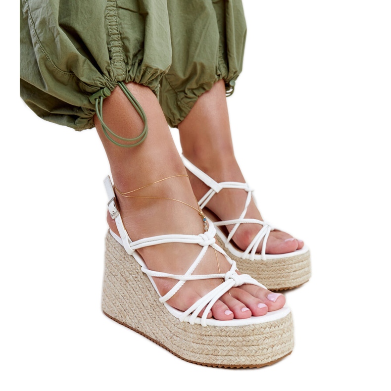 Mara fehér ékszandál