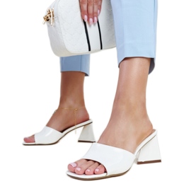 Fehér patentos Andela magas sarkú papucs