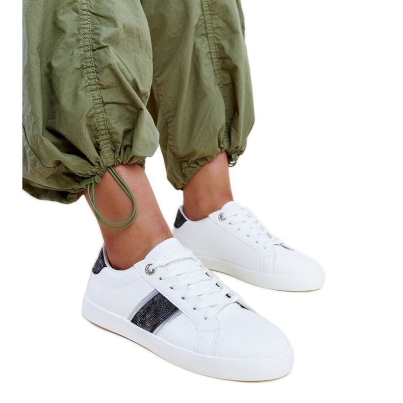 Fehér és fekete tornacipő dekoratív Grada csíkkal