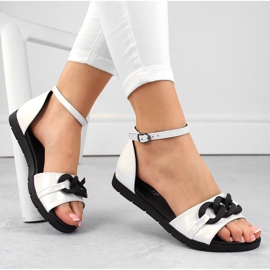 Női lapos szandál lánccal, fehér Vinceza 17320