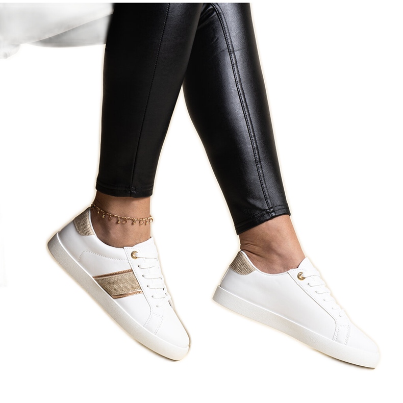 Fehér és arany tornacipő dekoratív Grada csíkkal