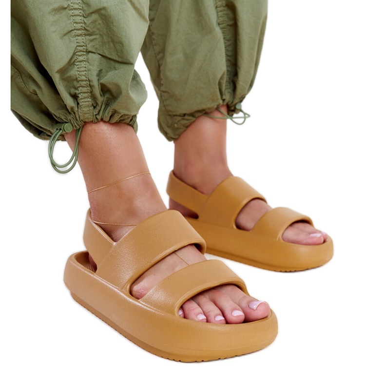 Barna Attiana szandál