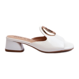 Elegáns, patentos női alacsony sarkú papucs arany díszítéssel, fehér Uzimila
