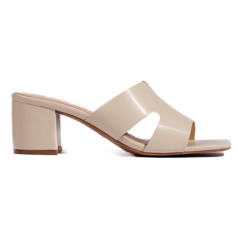 Bézs színű női magassarkú papucs