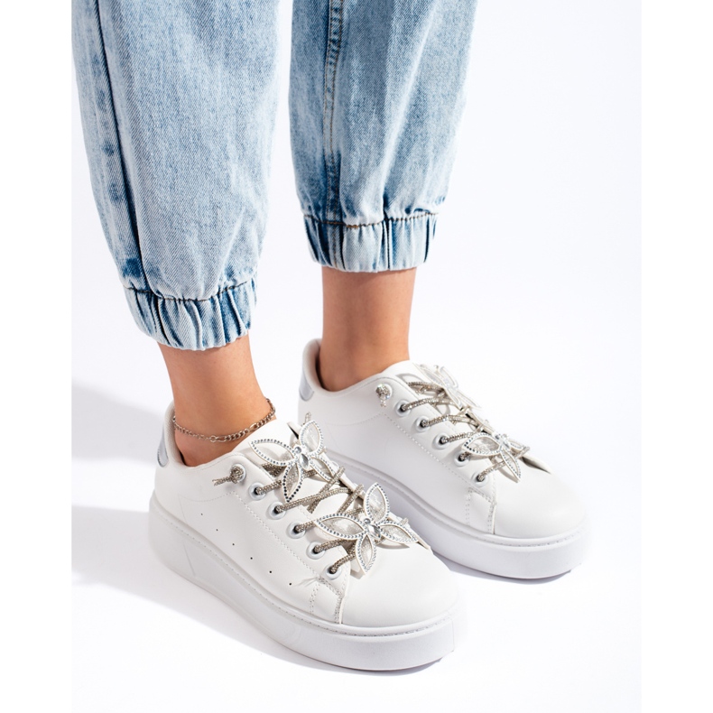 Fehér sportcipő pillangókkal