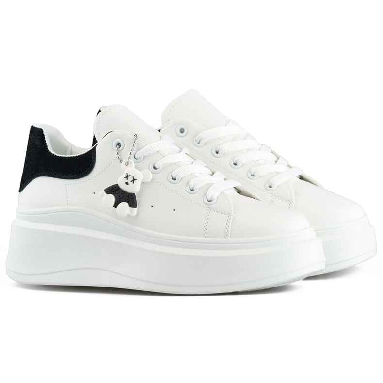 Fehér sportcipő vastag talppal és fekete macival